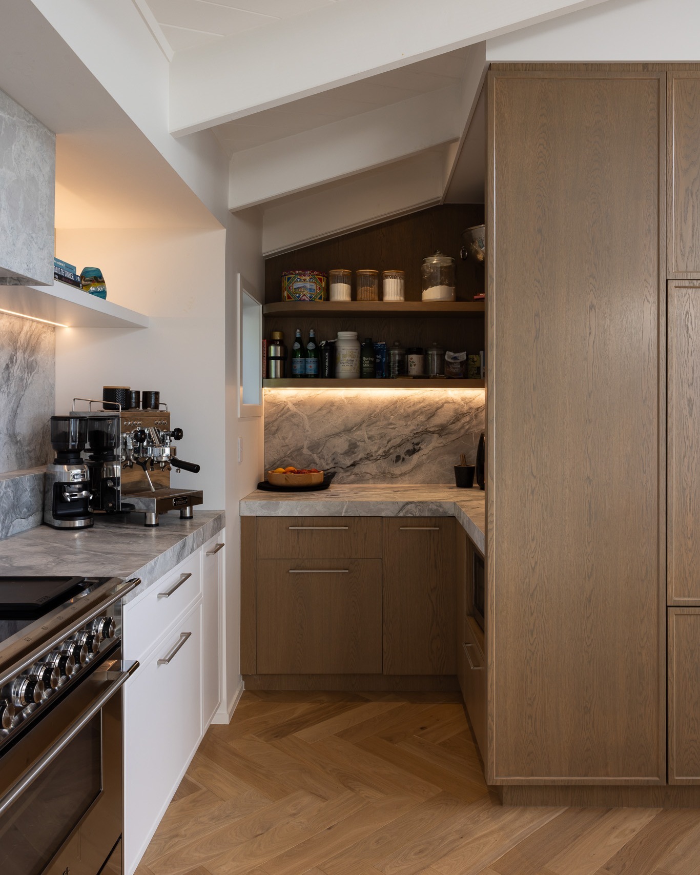 Audry Road 02_Atelier Classic Siltstone_Herringbone_Forte_LR