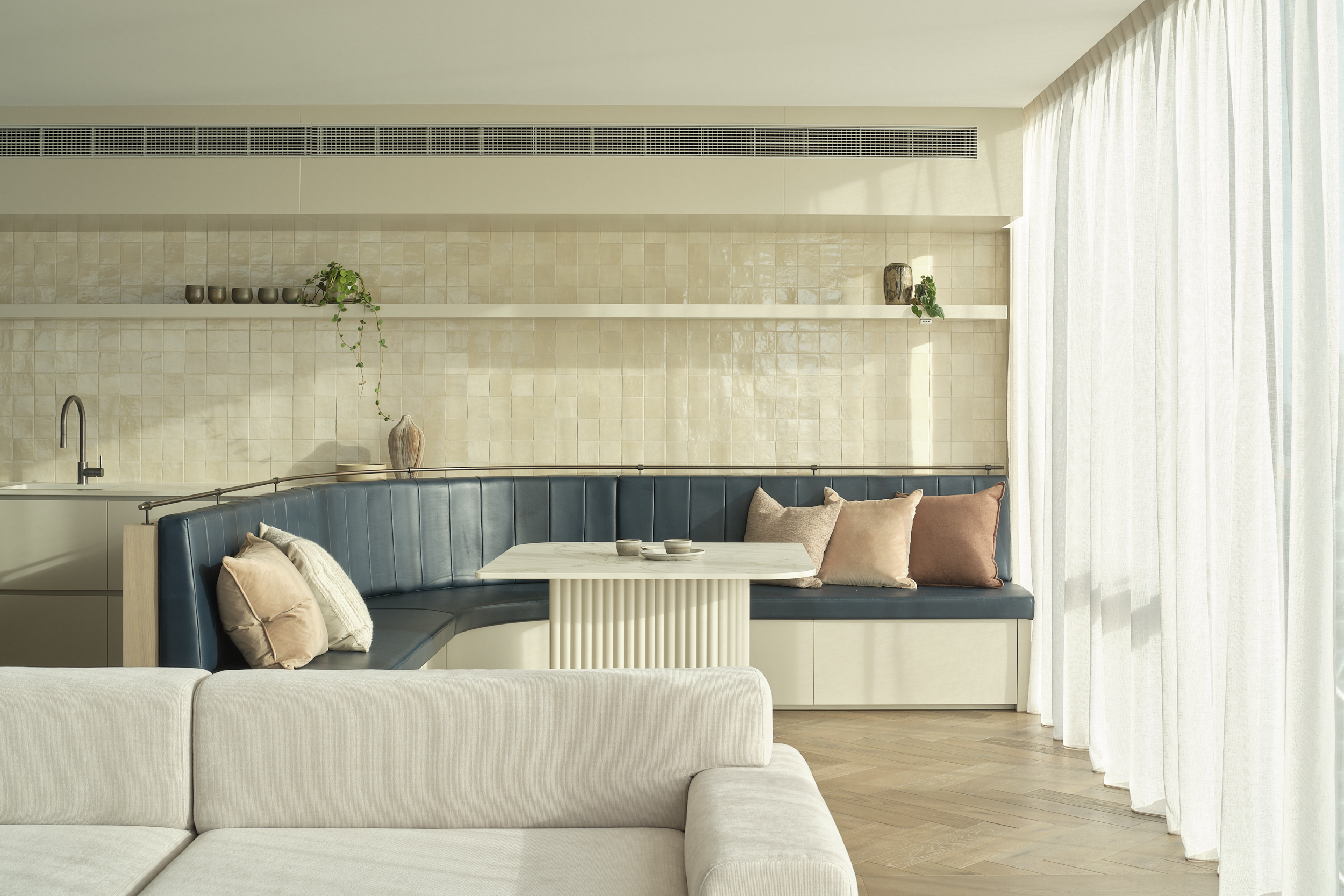 Pacifica Apt 01_Indus Patagonia_Plank_Herringbone_Forte_LR